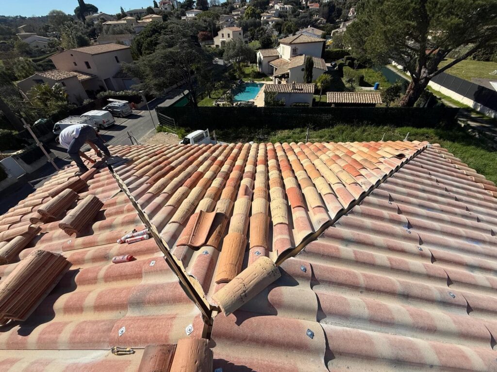 Toiture neuve en tuiles sur une maison en construction &agrave; Antibes.
