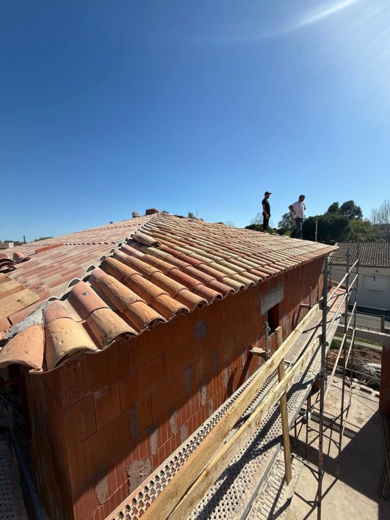 Vue d'une toiture neuve en tuiles pendant un chantier &agrave; Antibes.
