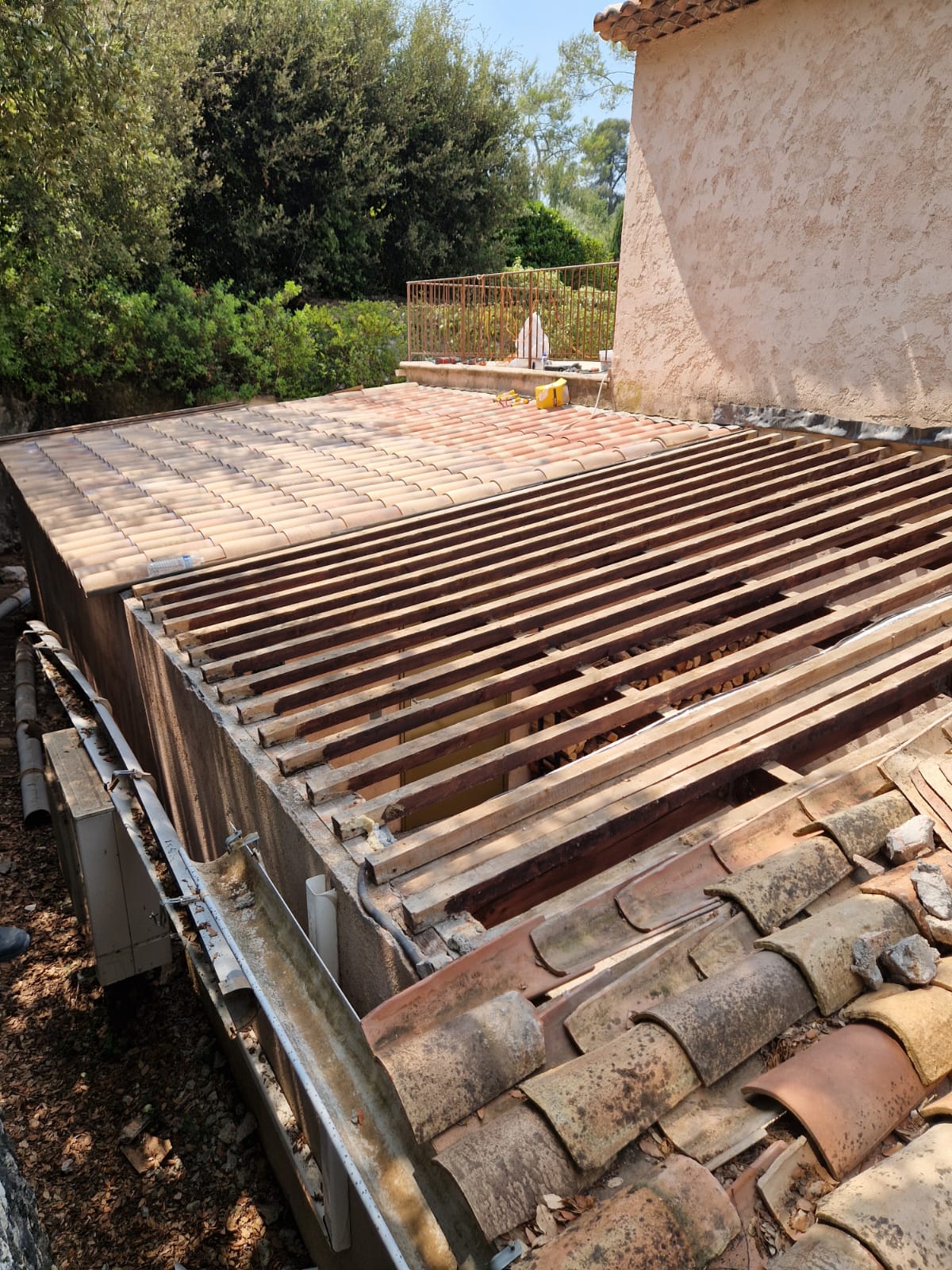 D&eacute;pose de l'ancienne couverture d'un garage &agrave; Roquefort-les-Pins