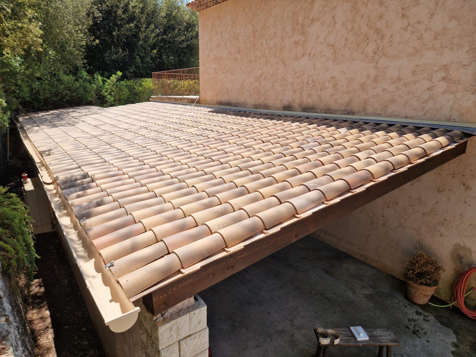 Toiture de garage r&eacute;nov&eacute;e avec nouvelle goutti&egrave;re &agrave; Roquefort-les-Pins