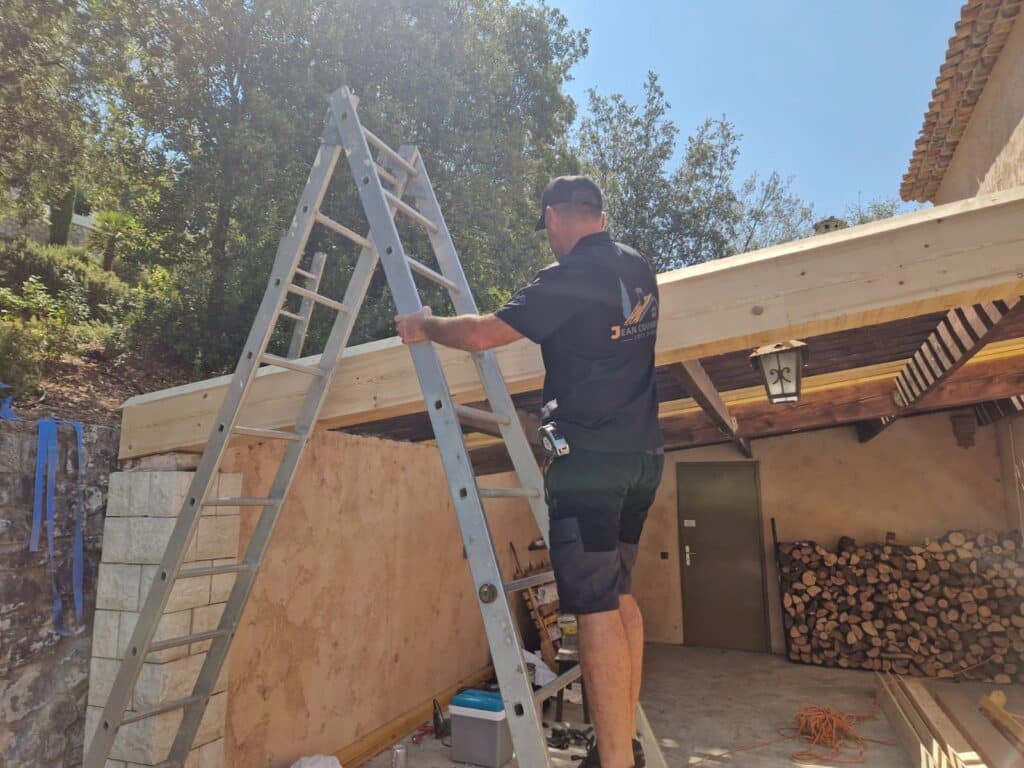 Travaux sur la structure bois d'une toiture de garage