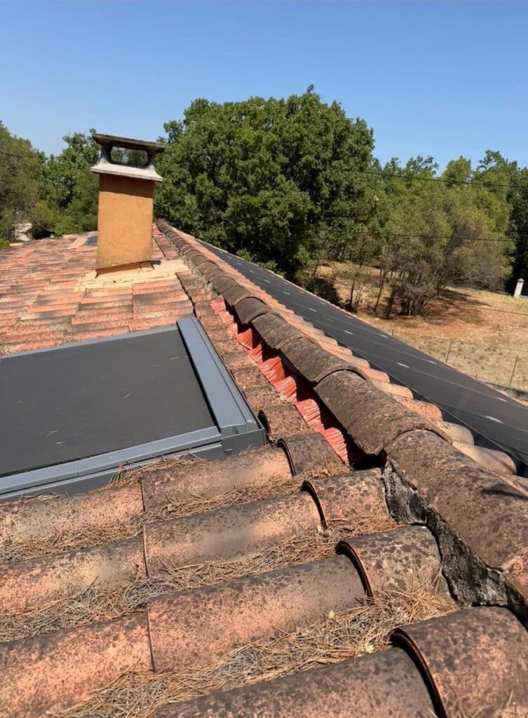Anciennes tuiles fa&icirc;ti&egrave;res avant leur remplacement sur une toiture &agrave; Grasse