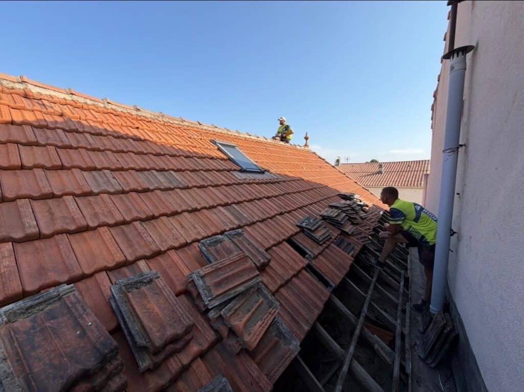 Ancienne couverture en tuiles avant sa d&eacute;pose lors d'une r&eacute;novation de toiture &agrave; Nice
