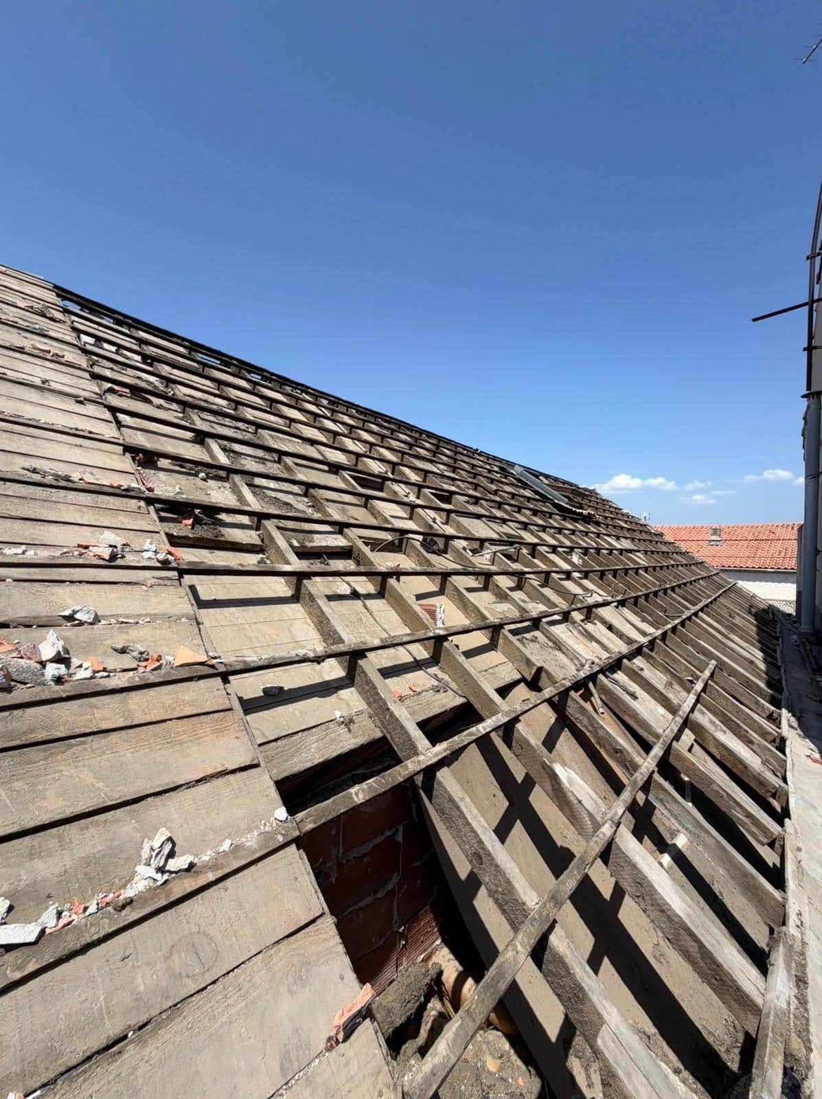 Toiture mise &agrave; nu apr&egrave;s la d&eacute;pose des anciennes tuiles &agrave; Nice