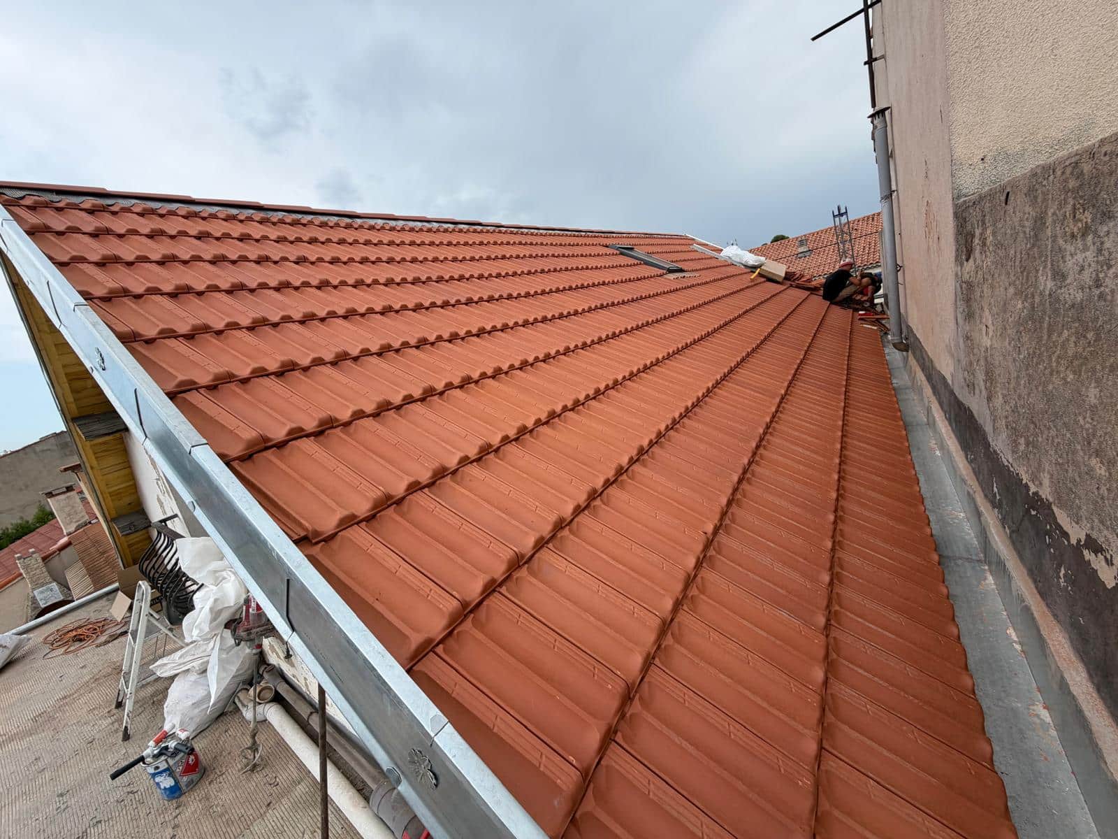 Nouvelle couverture en tuiles apr&egrave;s r&eacute;fection compl&egrave;te d'une toiture &agrave; Nice