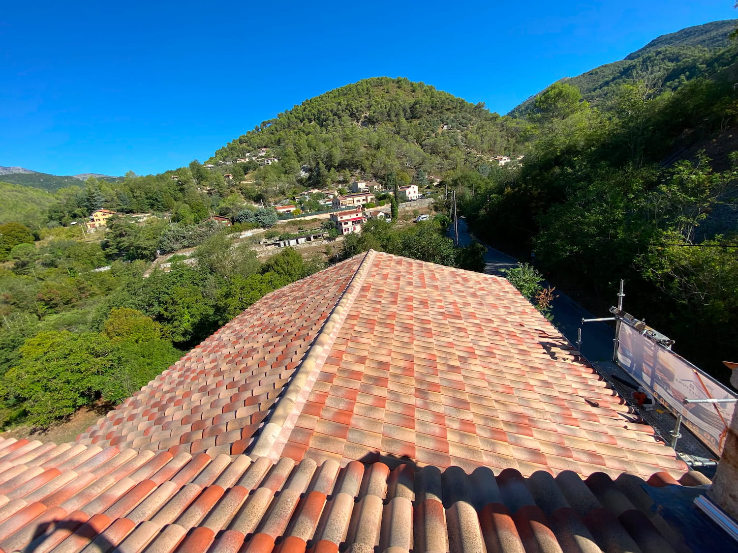 Toiture en tuiles r&eacute;nov&eacute;e sur une maison &agrave; L'Escar&egrave;ne